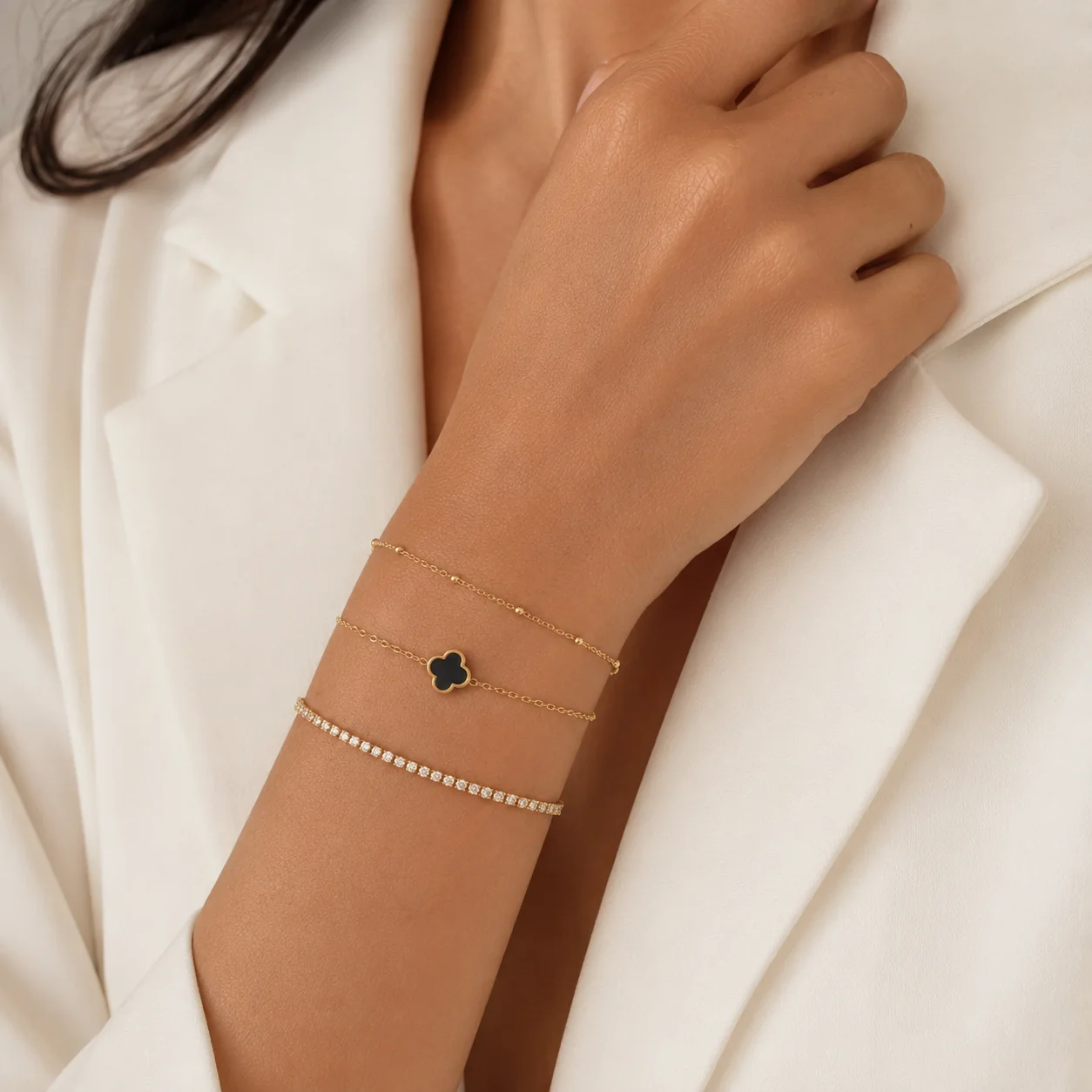 Foto humanizada close de pulseira de semijoia em uso