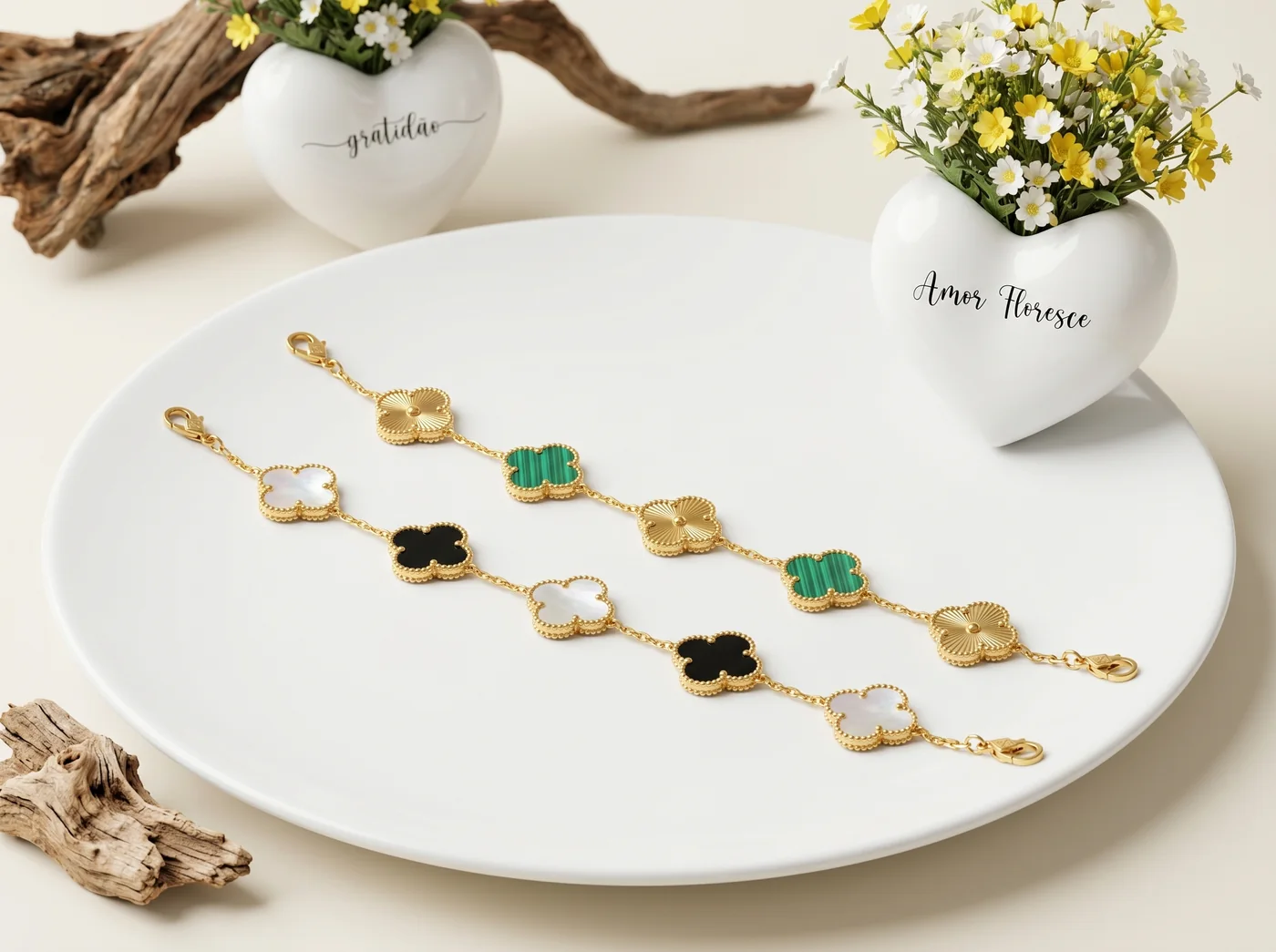 Foto editorial de brincos verdes de semijoia em cenário premium